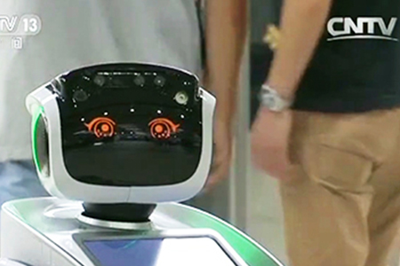 [CCTV-13 《新闻直播间》]珠海：海关首次启用智能机器人辅助查验 智能机器人：通关更快更安全