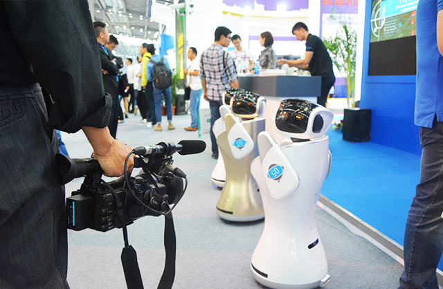 三宝现场表演引媒体镜头聚焦 三宝现场表演引媒体镜头聚焦