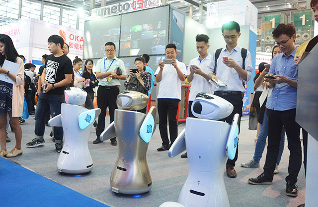 三宝高交会现场引围观 三宝高交会现场引围观