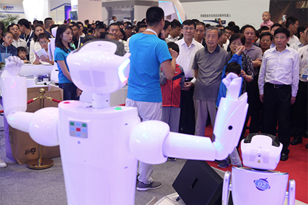 国务院副总理马凯、工信部部长苗圩亲切会见三宝机器人