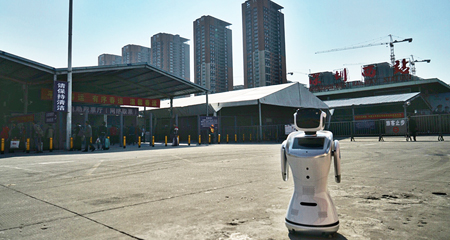 三宝平台机器人现身车站，人工智能助力春运爱心义工服务