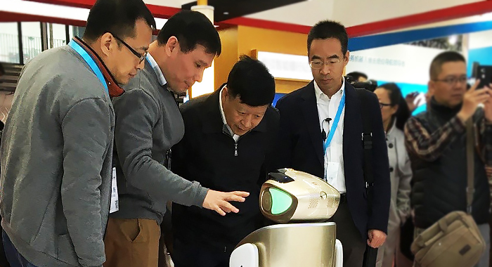 2016世界机器人大会，工信部副部长金书波到访三宝创新展台并与三宝互动